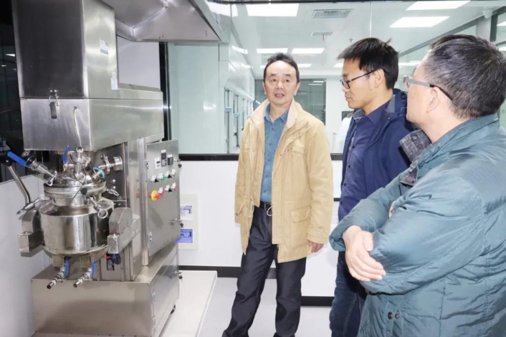 Le directeur Guo Xiaochuan du comité professionnel des graisses lubrifiantes de Chine a rendu visite à Sinopec pour une inspection et des conseils