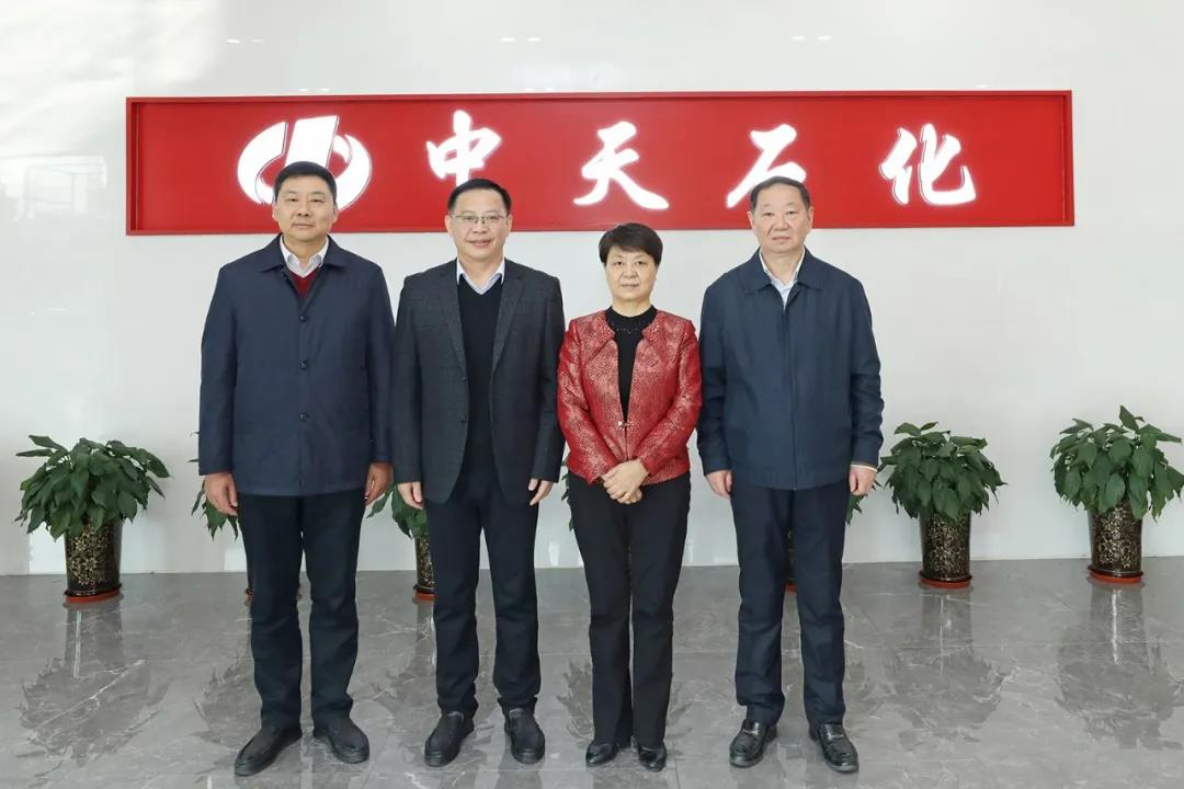 Le vice-gouverneur de la province d'Anhui, Wang Cuifeng, et son parti ont rendu visite à Zhongtian Petrochemical pour enquête